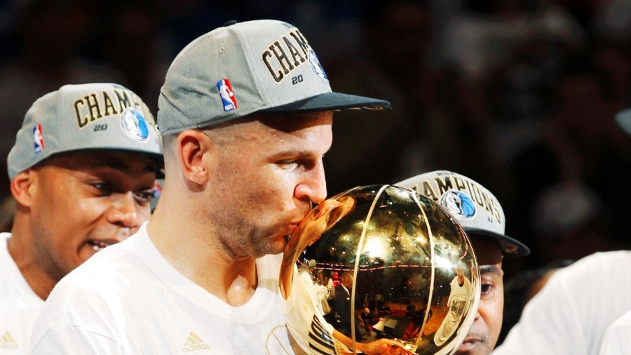 Jason Kidd, do Dallas Mavericks, beija troféu de campeão da NBA - REUTERS/Mike Segar