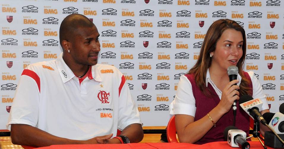 Leandrinho e Patrícia Amorim durante entrevista coletiva na apresentação do jogador (19/08/2011)