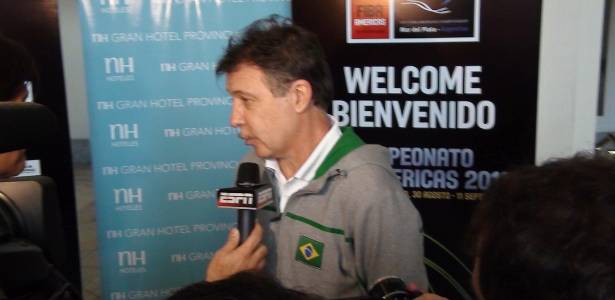 Magnano mostrou-se cauteloso ao analisar o time, mas segue confiante na classificação - Daniel Neves/UOL