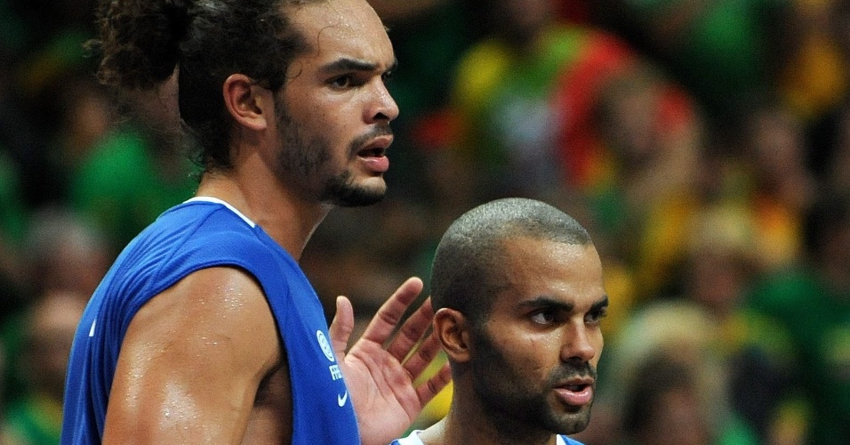 Joakim Noah e Tony Parker conversam durante partida da França no Eurobasket