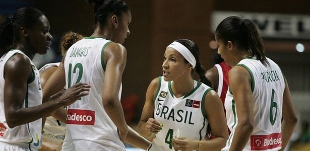 Adrianinha comemora cesta na vitória do Brasil sobre Cuba (30/09/11)
