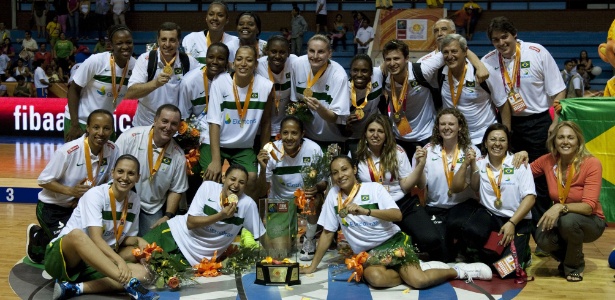 Brasileiras comemoram a conquista do Pré-Olímpico de basquete na Colômbia