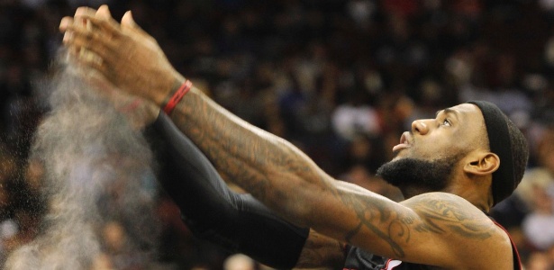 LeBron James faz seu tradicional ritual antes do duelo entre o Heat e os Nets  - REUTERS/Ray Stubblebine