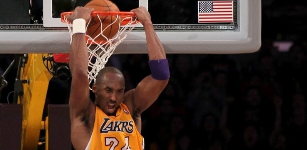 Kobe Bryant enterra na vitória dos Lakers sobre os Suns: 48 pontos em uma noite - Stephen Dunn/Getty Images/AFP