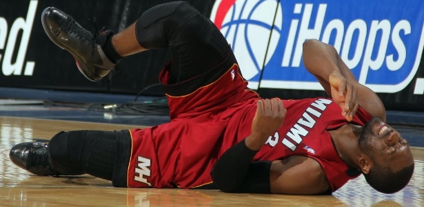 Dwyane Wade caído no chão após torcer o tornozelo na derrota para o Denver - Doug Pensinger/Getty Images/AFP
