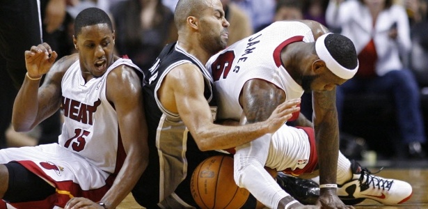 Derrotado na final de 2007, LeBron James volta a enfrentar o trio de astros dos Spurs em uma decisão - Andrew Innerarity/Reuters