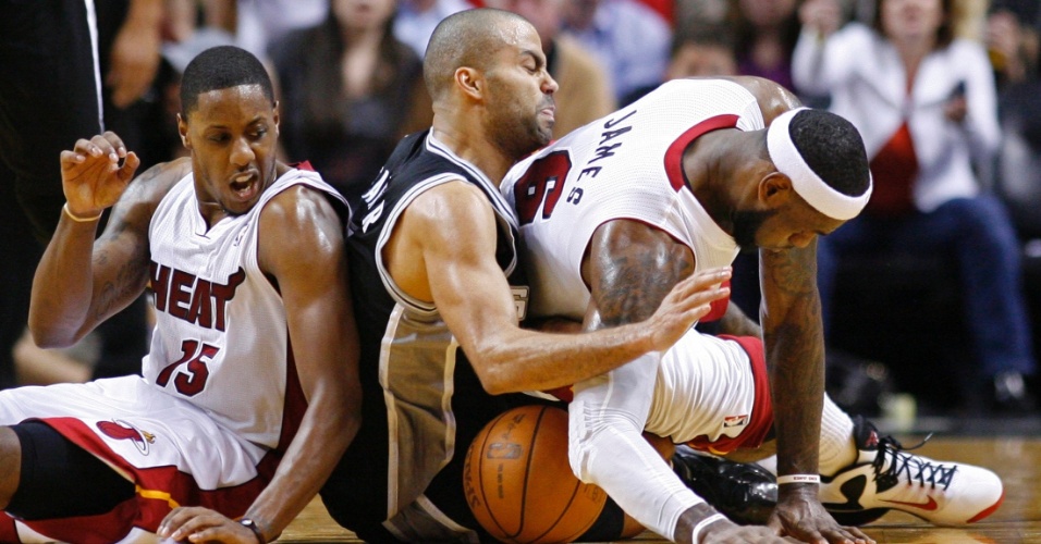 Tony Parker, dos Spurs, disputa a bola com LeBron James, do Miami Heat
