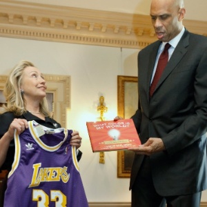 Abdul-Jabbar é nomeado embaixador cultural dos EUA pela secretaria de Estado Hillary Clinton - Chip Somodevilla/Getty Images/AFP