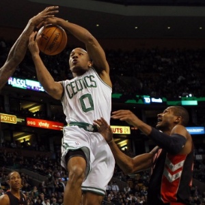 Leandrinho Barbosa (d) tenta evitar cesta de Avery Bradley, do Boston Celtics, que atropelou - Adam Hunger/Reuters