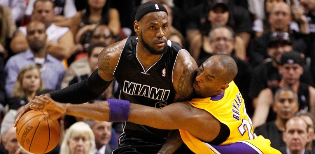 Kobe Bryant tenta atrapalhar LeBron James durante confronto entre Heat e Lakers - Mike Ehrmann/Getty Images/AFP