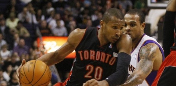 Leandrinho Barbosa atua na vitória do Toronto sobre o seu ex-time, o Phoenix Suns (24/01/2012)