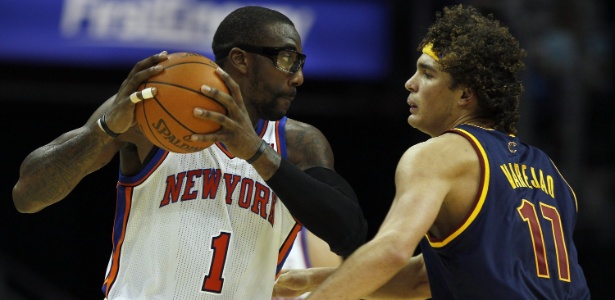 Varejão (à direita) exerceu boa marcação sobre Stoudamire - David Maxwell/EFE