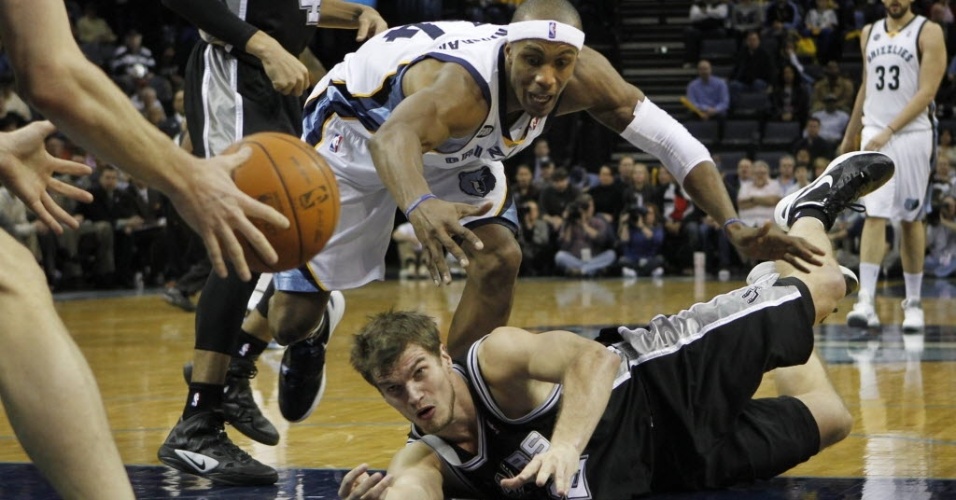 Splitter vai ao chão na tentativa de recuperar a bola na vitória durante a vitória dos Spurs contra o Memphis Grizzlies