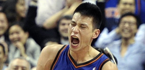 Jeremy Lin comemora após decidir partida para os Knics contra os Raptors - REUTERS/Mike Cassese