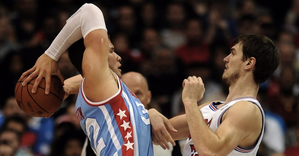 Blake Griffin (e), do LA Clippers, tenta passar a bola sob marcação de Tiago Splitter, do San Antonio Spurs (18/02/2012)
