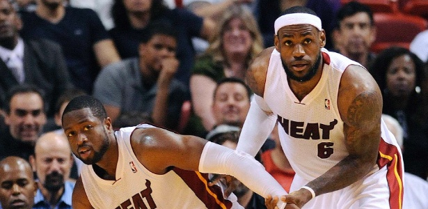 Wade (esq) e LeBron James foram os principais nomes do Heat contra os Kings  - REUTERS/Rhona Wise