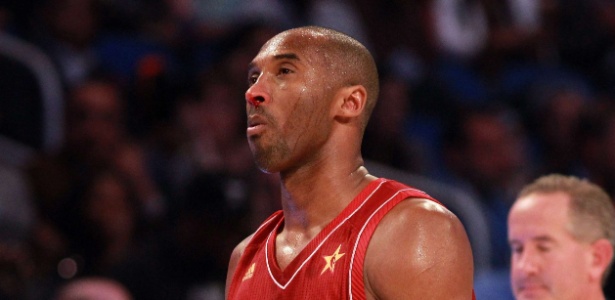 O nariz de Kobe Bryant sangra após choque com Dwyane Wade no Jogo das Estrelas - Ronald Martinez/Getty Images/AFP