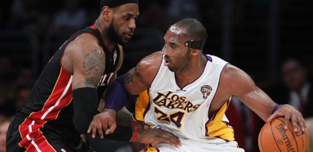 Mascarado, Kobe deu show em confronto contra LeBron e Wade em Los Angeles - REUTERS/Lucy Nicholson