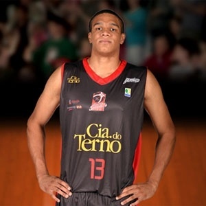 Conhecido como Zezão, José Jerônimo se inspira em Splitter e sonha com um lugar na NBA - Divulgação