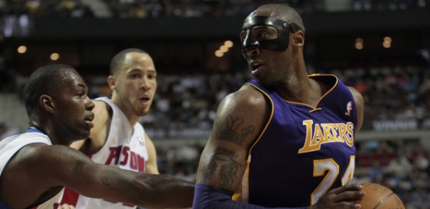 Kobe Bryant "atacou" de Batman na derrota do Lakers para o Detroit Pistons - EFE/JEFF KOWALSKY