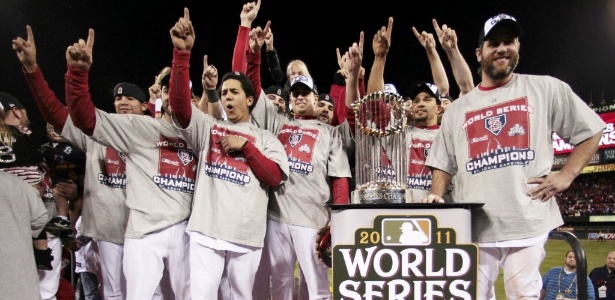 Jogadores do St. Louis Cardinals festejam com o troféu a conquista da World Series - REUTERS/Charlie Riedel