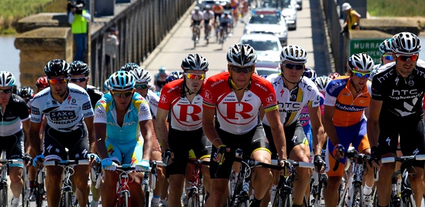 Lance Armstrong pedala à frente do pelotão em etapa do Tour Down Under 2011 - MARK GUNTE/AFP