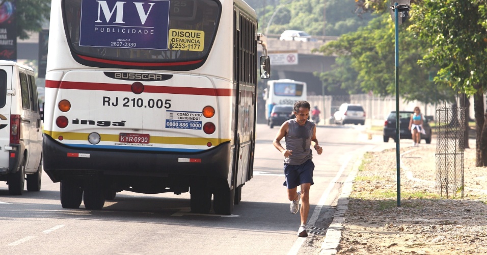 Atleta usa canto da rua para correr e evitar pista inacabada no entorno do Maracanã (03/06/2011)