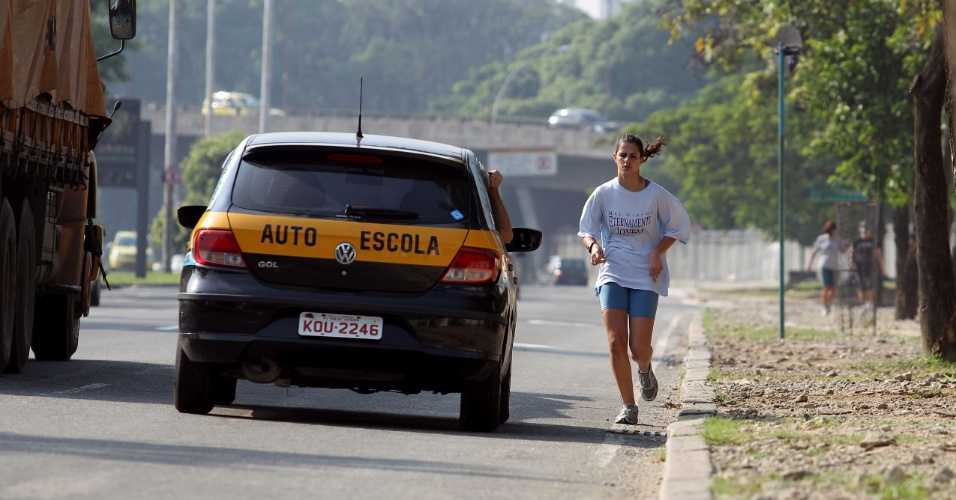 Mulher opta por correr na rua ao lado de carros em alta velocidade para evitar pista inacabada no entorno do Maracanã