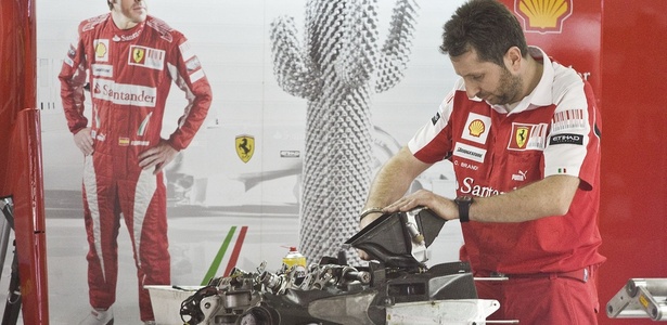 Mecânico da Ferrari trabalha no motor do carro de Fernando Alonso - Danilo Verpa/Folhapress