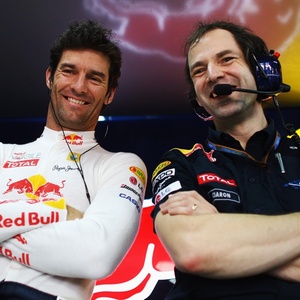Webber posa ao lado do engenheiro Ciaron Pilbeam durante treinos livres para o GP do Brasil