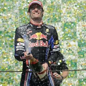 Mark Webber comemora no pódio ao lado depois do segundo lugar no Grande Prêmio do Brasil