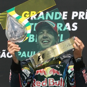 Sebastian Vettel levanta o troféu do Grande Prêmio do Brasil após a vitória em Interlagos