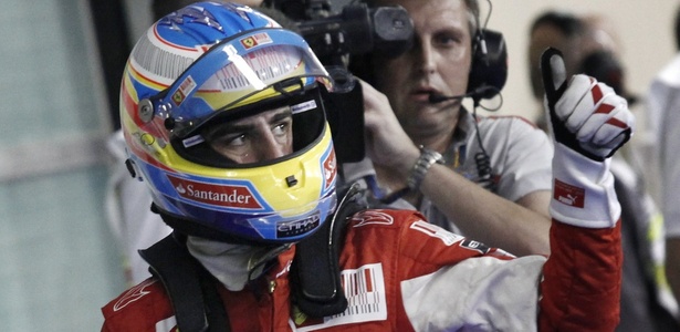 Fernando Alonso acena após o treino em Abu Dhabi: "posição forte" no grid - Guillaume Baptiste/AFP