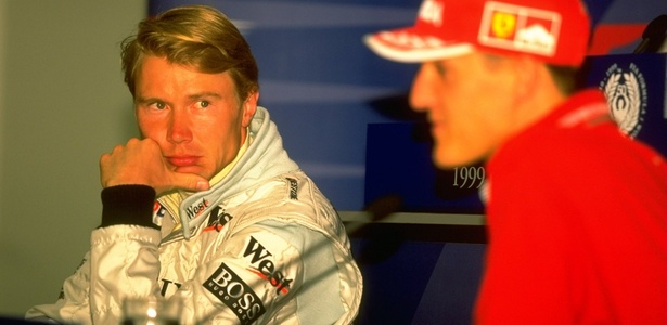 Mika Hakkinen observa Michael Schumacher em 1999: "era um pouco arrogante" - Michael Cooper /Allsport 