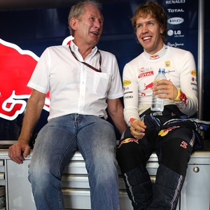 Sebastian Vettel conversa com o conselheiro Helmut Marko, que reclamou da mudança de regras - Vladimir Rys/Getty Images