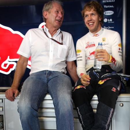 Sebastian Vettel conversa com o conselheiro Helmut Marko
