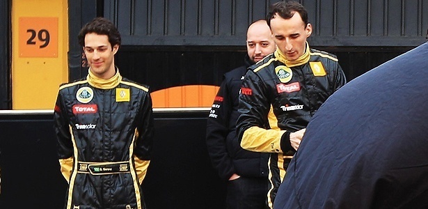 Bruno Senna observa nova Lotus Renault ao lado de Kubica: brasileiro concorre à vaga - Mark Thompson/Getty Images