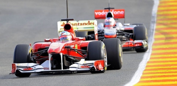 Fernando Alonso segue à frente de Gary Paffett nos testes de Valência - Jose Jorda/AFP