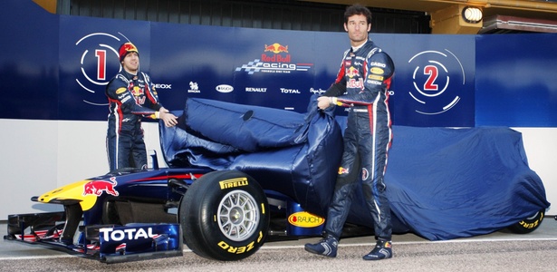 Vettel e Webber mostram o carro da Red Bull que será usado na temporada 2011 - REUTERS/Heino Kalis