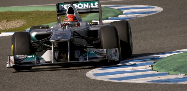 Michael Schumacher melhorou desempenho da Mercedes nos testes de Jerez - Jorge Guerrero/AFP