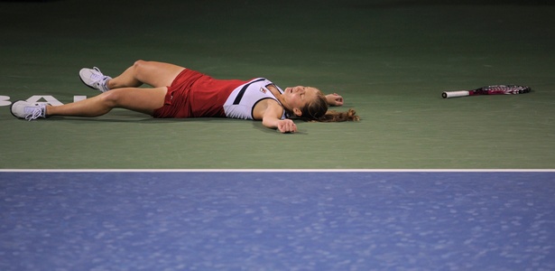 Anna Chakvetadze desmaia em quadra no Torneio de Dubai diante de Wozniacki - Michael Regan/Getty Images