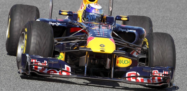 Sebastian Vettel teria liderado testes coletivos mesmo com o tanque cheio - Toni Albir/EFE