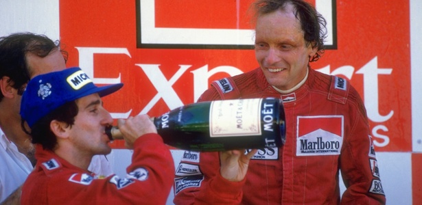 Lauda com Prost no pódio de Estoril-84: os dois passaram a noite bem acompanhados - Mike Powell/Allsport/Getty Images