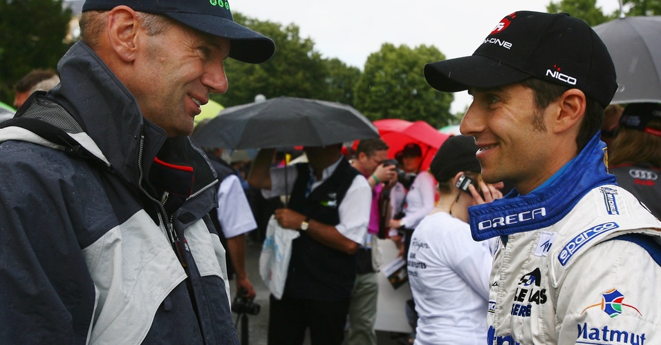 Filho de Alain Prost, Nicolas Prost (d) conversa com Adrian Newey