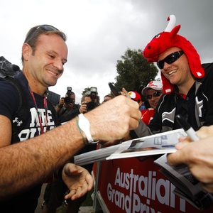 Barrichello havia feito críticas à FIA pela liberação da asa móvel traseira no túnel; entidade recuou - Diego Azubel/EFE