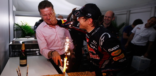 Após vencer, Vettel joga bolo no rosto de Coulthard na festa pelos 40 anos do ex-piloto - Mark Thompson/Getty Images