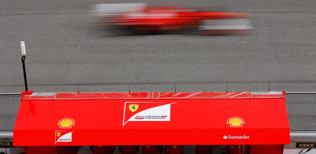 Fernando Alonso passa em frente ao pitwall da Ferrari durante o GP da Malásia - Mark Thompson/Getty Images