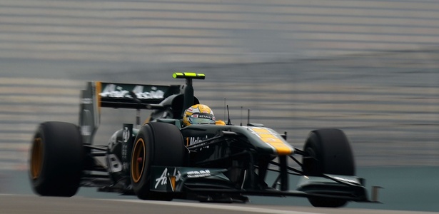 Brasileiro Luiz Razia guiou o carro da Lotus durante os treinos livres na China - Getty Images