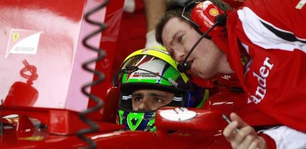 Felipe Massa conversa com engenheiro durante treinos livres para o GP da Turquia - REUTERS/Murad Sezer