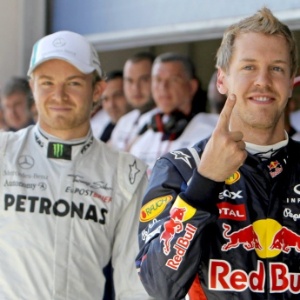 Vettel (d) lidera o Mundial com sobras, mas chefe da Red Bull destacou evolução das outras equipes - EFE/Tolga Bozoglu